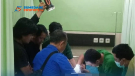 Tim Medis RS Widodo, Ngawi, Jawa Timur, bersama petugas Damkar melakukan upaya pelepasan potongan pipa paralon yang menjepit alat vital kakek berusia 65 tahun, Selasa 13 Mei 2025. Instagram@sumedangekspressnnews