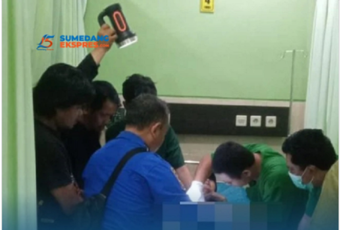 
					Tim Medis RS Widodo, Ngawi, Jawa Timur, bersama petugas Damkar melakukan upaya pelepasan potongan pipa paralon yang menjepit alat vital kakek berusia 65 tahun, Selasa 13 Mei 2025. Instagram@sumedangekspressnnews