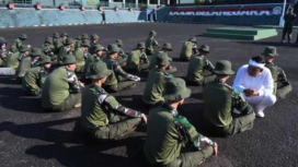 Gubernur Jawa Barat Dedi Mulyadi tengah mewawancarai siswa yang dimasukkan ke barak militer, untuk dialtih disiplin dan mental bela negara. Hal serupa akan diperluas kepada orang dewasa yang nakal. Instagram@dedimulyadi71