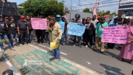 Warga Jombang di bawah Forum Rembuk Masyarakat Jombang (FRMJ) gelar aksi unjuk rasa memrotes kenaikan Nilai Jual Objek Pajak Bumi dan Bangunan (NJOP-PBB) di wilayah Jombang naik hingga 300 persen, Kamis 8 Mei 2025. Tangkap layar video Instagram@jombanginformasi_