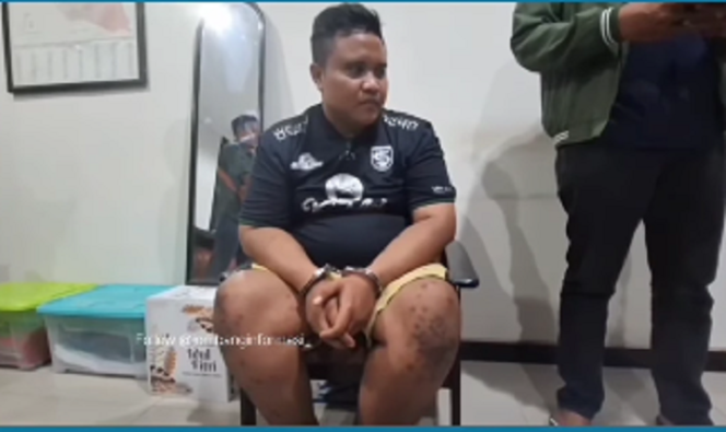 
					Pria bernama Dicky Firman Rizard, asal Suklomanunggal Surabaya, mengaku sebagai jaksa dari Surabaya dan mampu memasukkan orang jadi jaksa tanpa tes. Kini dia diringkus oleh  tim gabungan kepolisian dan kejaksaan negeri Jombang, Minggu 4 Mei 2025. Tangkap[ layar video Instagram@jombanginformasi_