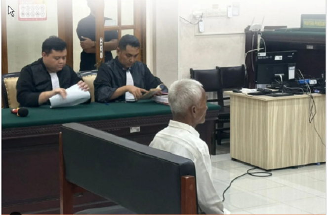 
					Didik Urip Supriyanto, 72, didaili di PN Mojokerto, dituduh memberikan kesaksian palsu perceraian atas arahan pengacara. Kini dia menghadapi masalah hukum. Instagram@lenterainspirasiofficial