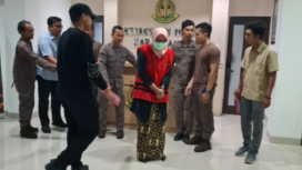 Kejaksaan menjebloskan ke tahanan, Purwati, kepala Dinas Kesehatan Kabupaten Karanganyar, Jaswa Tengah, tersangka mengakali prosesn lelang alat kesehatan dari pagu Rp 7 miliar menjadi Rp 13 miliar. Foto: espos.id