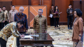 Menteri Keuangan Sri Mulyani melantik Letjen (Purn) Djaka Budi Utama sebagai Dirjen Bea Cukai. Merupakan catatan sejarah baru seorang militer menjabat sebagai Dirjen Bea Cukai, sejak 37 tahun silam. Foto: Antara