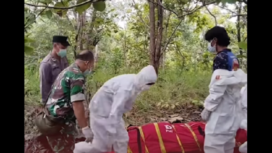 Polisi dan petugas kesehatan melakukan pembongkaran tempat jasad Muhsan Ngali dikubur, setelah kejadian pembunuhan menggunakan rcaun sianida  di Petilasan Pager Suruh, Desa Kambangsari, Kecamatan Alian, Kebumen, Jumat, sekitar pukul 00.00 WIB, 16 Mei 2025. Tangkap layar Video Instagram@rmol.id