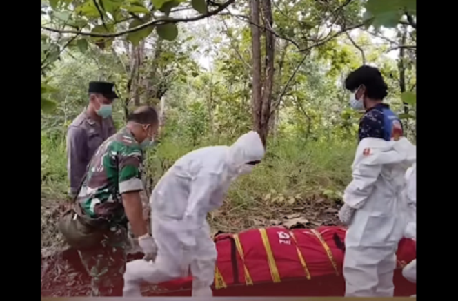 
					Polisi dan petugas kesehatan melakukan pembongkaran tempat jasad Muhsan Ngali dikubur, setelah kejadian pembunuhan menggunakan rcaun sianida  di Petilasan Pager Suruh, Desa Kambangsari, Kecamatan Alian, Kebumen, Jumat, sekitar pukul 00.00 WIB, 16 Mei 2025. Tangkap layar Video Instagram@rmol.id