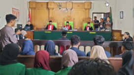 Majelis hakim PN Bangkalan menjatuhkan vonis hukuman mati terhadap Mohammad Maulidi Al-Izhaq, 23, mantan mahasiswa STIT Al-Ibrohimy, terbukti melakukan pembunuhan terencanan terhadap Een Jumiyanti, 21, mahasiswi Trunojoyo Madura, Kamis 22 Mei 2025. Foto: dandapala.com