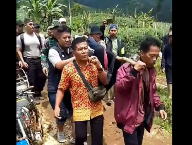 
					Tim Basarnas, BPBD, dan relawan berhasil menemukan remaja berinisial EGP, 16, setelah empat hari tersesat di Gunung Cikuray. Instagram@jejakpendaki