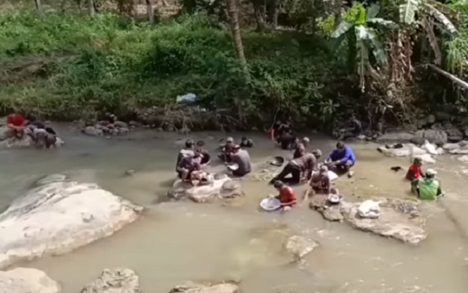 
					Puluhan pedulang emas, masih nekat menyerbu sungai Bamban, desa Keboireng, kecamatan Besuki, Tulungagung. Meski sehari hanya dapat 0,5 miligram, mereka tetap asyik memburu emas disana. Tangkap layar video Youtube@TVOne Digital
