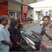 Kapolres Bangkalan, AKBP Hendro Sukmono telah menyerahkan kembali sepeda motor Honda Vario milik Maidatul Hasanah, seorang guru kelas V di SDN Lerpak 2 yang menjadi korban pembegalan di Kecamatan Geger, Bangkalan. Foto: Antara/HO Polres Bangkalan