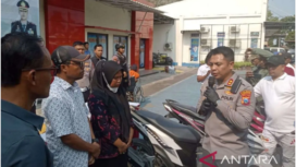 Kapolres Bangkalan, AKBP Hendro Sukmono telah menyerahkan kembali sepeda motor Honda Vario milik Maidatul Hasanah, seorang guru kelas V di SDN Lerpak 2 yang menjadi korban pembegalan di Kecamatan Geger, Bangkalan. Foto: Antara/HO Polres Bangkalan