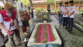 Anggota dan pengurus perkumpulan Boen Hiang Tong (Rasa Dharma) Semarang menyelenggarakan acara chingbing (ziarah) ke makam mendiang Presiden ke-4 RI, KH Abdurrahman Wahid alias Gus Gur, Sabtu 31 Mei 2025. Tangkap layar video Instagram@jombanginformasi_