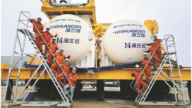 Para pekerja berkumpul di lokasi pembangunan pusat data bawah laut Highlander di Tianjin.
Fasilitas yang lebih murah untuk dipelihara, lebih ramah lingkungan, lebih aman dibandingkan dengan yang ada di daratan. Foto: China Daily