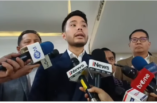 
					Pengacara  Yukuf Hasibuan bersama Wahyu Andrianto, ipar Jokowi menyerahkan ijazah asli kepada Bareskrim sebagai langkah hukum klarifikasi gugatan dari dugaan ijazah palsu, Jumat, 9 Mei 2025. Instagram@Lbj_informasnia