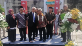 Founding Father Dwi Sutjipto, Rektor Universitas Internasional Semen Indonesia (UISI), Prof Dr Herman Sasongko beserta civitas akademika meresmikan bangunan masjid Al-Ilmi,. dalam silo semen di area kampus UISI, Jumat, 15 Mei 2025. Foto: Kredonews.com/priyo suwarno