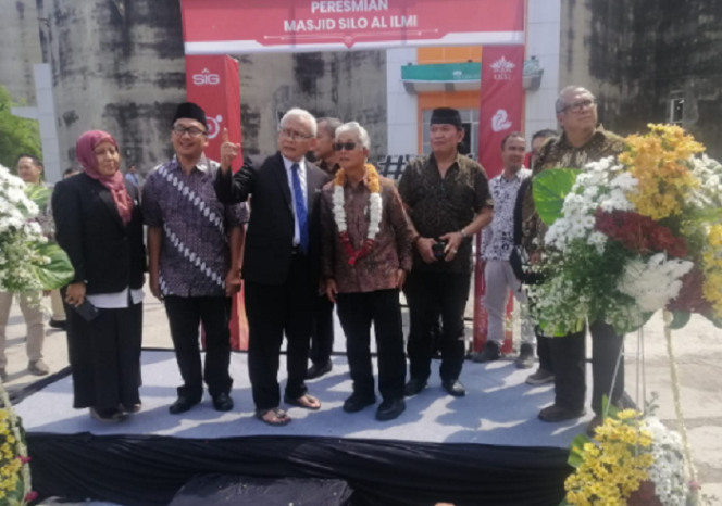 
					Founding Father Dwi Sutjipto, Rektor Universitas Internasional Semen Indonesia (UISI), Prof Dr Herman Sasongko beserta civitas akademika meresmikan bangunan masjid Al-Ilmi,. dalam silo semen di area kampus UISI, Jumat, 15 Mei 2025. Foto: Kredonews.com/priyo suwarno