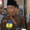 Wartawan melakukan wawancara door stop, saat Jokowi keluar dari ruang pemeriksaan Bareskrim Polri, Selasa 20 Mei 2025 di  Jakarta. Tangkap layar video Youtube@trinbunnews