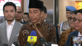 Wartawan melakukan wawancara door stop, saat Jokowi keluar dari ruang pemeriksaan Bareskrim Polri, Selasa 20 Mei 2025 di  Jakarta. Tangkap layar video Youtube@trinbunnews