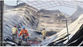 Petugas damkar BPBD Jombang melakukan pembasahan, setelah berhasil memadamkan kebakaran di sebuah gudang kasur di Diwek, Jombang, Kamis 15 Mei 2025. Instagram@kabarjombangdotcom