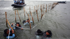 Kasus nasional pemagaran laut sepanjang 30,16 km di wilayah Tangerang, provinsi banten,  yang heboh itu, ternyata penanganan hukum semakin suram. Kini Bereskrim Polri telah membebaskan empat tersangka, karena alasan KUHAP penahanan tidak boleh melampaui 60 hari. Foto: Antaranews