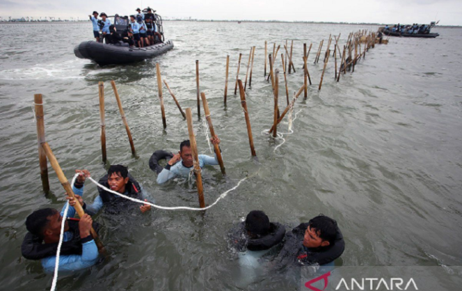 
					Kasus nasional pemagaran laut sepanjang 30,16 km di wilayah Tangerang, provinsi banten,  yang heboh itu, ternyata penanganan hukum semakin suram. Kini Bereskrim Polri telah membebaskan empat tersangka, karena alasan KUHAP penahanan tidak boleh melampaui 60 hari. Foto: Antaranews