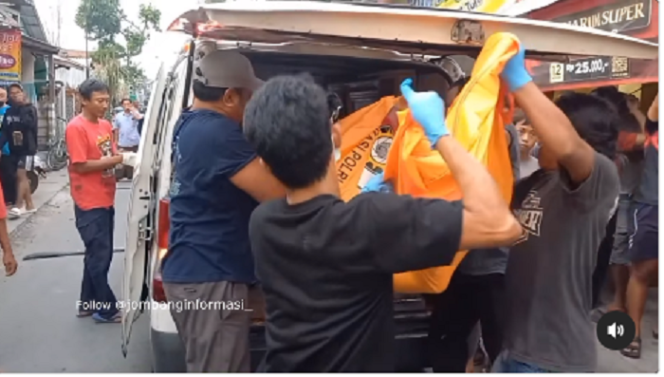 
					Kades bersama Babinsa dan Babinkamtibmas mendobrak pintu warga Sambong Santren, Desa Sambong Dukuh, Kecamatan Jombang Kota. Ternyata M Arif, 38, yang tinggal sendirian di rumahnya, ditemukan telah meninggal dunia dalam kondisi membusuk,  Minggu, 4 Mei 2025, sekitar pukul 17.00 WIB. Tangkap layar video Instagram@jombang informasi_