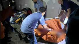 Aparat kepolsian melakukan pemeriksaan jasad korban bernama Salamulla, 24, yang tewas di belakang masjid Sirotol Mustakim, Jalan Kedinding Lor, Kecamatan Kenjeran, Surabaya. Foto: Dok/ Istimewa