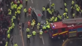 Diduga kesal terjebak kemacetan akibat arak-arakan fans Liverpool yang merayakan kemenangan, seorang pembobil menerabas massa dan menabrak suppoter itu, mengakibatkan 27 orang mengalami luka-luka, Senin 26 Mei 2025 waktus etempat. Tangkap Layar Video Youtube@Denzel Update