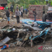Beginilah kondisi angkot yang bertabrakan dengan tronton di jalan turunan Purworejo-Magelang, Desa Kalijambe, Kecamatan Bener, Kabupaten Purworejo, Jawa Tengah, pada Rabu, 7 Mei 2025 siang. Sebanyak 11 rombongan guru SD dari Magelang, meninggal dunia. Foto: Antaranews.com