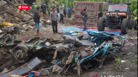 Beginilah kondisi angkot yang bertabrakan dengan tronton di jalan turunan Purworejo-Magelang, Desa Kalijambe, Kecamatan Bener, Kabupaten Purworejo, Jawa Tengah, pada Rabu, 7 Mei 2025 siang. Sebanyak 11 rombongan guru SD dari Magelang, meninggal dunia. Foto: Antaranews.com