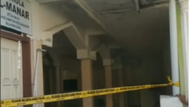 Polisi memasang police line di lokasi musala Al Manar, di Desa/Kecamatan Kedungadem, Kabupaten Bojonegoro, Jawa Timur. Pada hari Selasa dini hari, 29 April 2025. Sujito warga setempat membacok ketua RT dan dua jamaah lainnya. Instagram@berita.bojonegoro