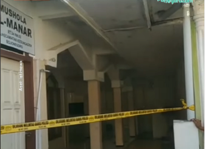 
					Polisi memasang police line di lokasi musala Al Manar, di Desa/Kecamatan Kedungadem, Kabupaten Bojonegoro, Jawa Timur. Pada hari Selasa dini hari, 29 April 2025. Sujito warga setempat membacok ketua RT dan dua jamaah lainnya. Instagram@berita.bojonegoro