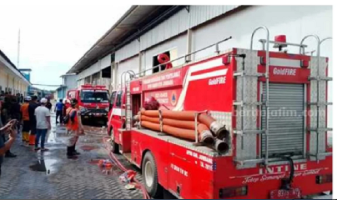 
					Pabrik penggorengan PT Phalosari Unggul Jaya, sebuah perusahaan pengolahan daging beku milik Bupati Jombang Warsubi, terbakar pada Kamis, 29 Mei 2025, di Desa Mojokrapak, Kecamatan Tembelang, Kabupaten Jombang. Instagram@jombanginformasi_