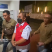 Petugas Kejaksaan Jombang mengawal Tjahja Fadjari, mantan Direktur Perumda Panglungan masuk ke tahanan Lapas, untuk masa 20 hari ke depan, Jumat malam, 23 Mei 2025. Tangkap layar video Instagram@jombanginformasi_