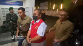 Petugas Kejaksaan Jombang mengawal Tjahja Fadjari, mantan Direktur Perumda Panglungan masuk ke tahanan Lapas, untuk masa 20 hari ke depan, Jumat malam, 23 Mei 2025. Tangkap layar video Instagram@jombanginformasi_