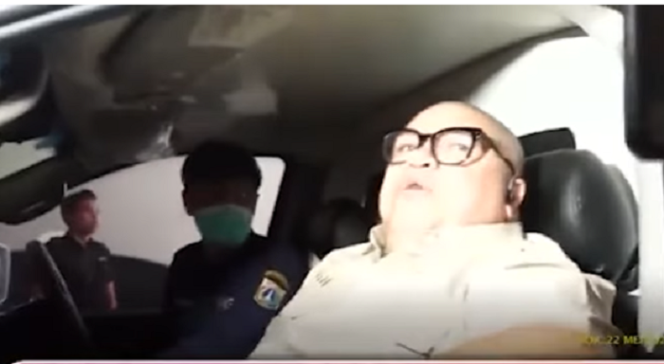 
					Usai sidang lanjutan kasus hukum bertdasarkan laporan Hotman Paris, mantan pengacara Razman Airf Nasution naik ambulans dibawa ke RS Koja, Jakarta, Kamis 22 Mei 2025. Tangkap layar video Youtrube@kapanlagi.com