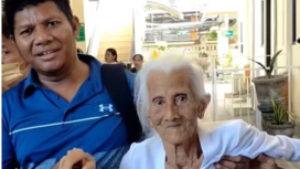 Nenek Ni Nyoman Reja, berusia 92 tahun, harus dipapah datang ke PN Denpasar. Ia dituduh membuat silsilah keluarga palsu, uyntuk menguasai tanah warisan senilai Rp 718 miliar. Foto: Istimewa
