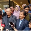 Roy Surto CS menggelar konferensi pers, Rabu 21 Mei 2025, di Jakarta, setelah melapor ke Komnas HAM , karena merasa dikriminalisasi oleh Jokowi, terkait ijazah palsu. Dalam konferensi pers itu ada juga Rismon Sianipar, Tifauzia Tyassuma alias Dokter Tifa, Rizal Fadillah dan Kurnia. Instagram@jayalah.negriku