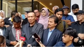 Roy Surto CS menggelar konferensi pers, Rabu 21 Mei 2025, di Jakarta, setelah melapor ke Komnas HAM , karena merasa dikriminalisasi oleh Jokowi, terkait ijazah palsu. Dalam konferensi pers itu ada juga Rismon Sianipar, Tifauzia Tyassuma alias Dokter Tifa, Rizal Fadillah dan Kurnia. Instagram@jayalah.negriku