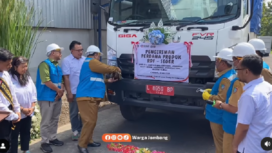 Bupati Jombang, Warsubi memberangkatkan kiriman perdana 2,2 ton sampah RDF yang diolah dari TPA Banjardowo ke pabrik semen Tuban. Tangkap layar video Instagram@wargajombang