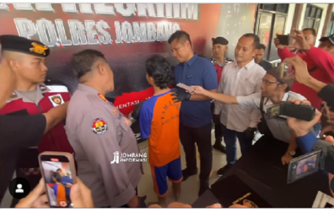 
					Polres Jombang, Rabu 21 Mei 2025, menggelar konferensi pers, mengungkap kasus rudapaksa seorang kakak laki-laki (beda ayah) kepada adik perempuan. Aksi itu dilakukan sejak adik duduk di bangku kelas 5 SD, Instagram@jombanginformasi_