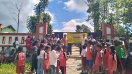 Tampak kerumuinan siswa SD Omba Rade, Sumba Barat Daya, NTT bersama para guru di depan sekolah mereka yang ditutup para pekerja lantaran upah mereka belum, dibayar. (Foto: KREDONEWS.COM/ Eko Wienarto(