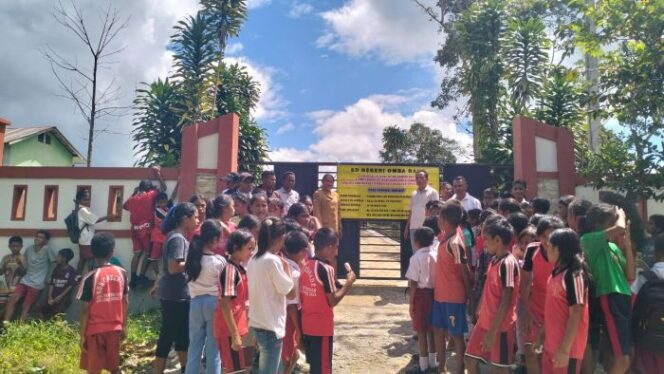 
					Tampak kerumuinan siswa SD Omba Rade, Sumba Barat Daya, NTT bersama para guru di depan sekolah mereka yang ditutup para pekerja lantaran upah mereka belum, dibayar. (Foto: KREDONEWS.COM/ Eko Wienarto(