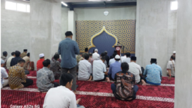 Inilah bangunan masjid diberi nama Masjid Al-Ilmi, berada di dalam silo di area bekas pabrik semen Gresik, sekarang berubah menjadi Semen  Indonesia. Lokasi silo ini sekarang sudah diubah dan manfaatkan untuk kepetingan pendikan tinggi, Kampus Universitas Internasional Semen Indonesia (UISI). Foto: Gandhi Wasono M