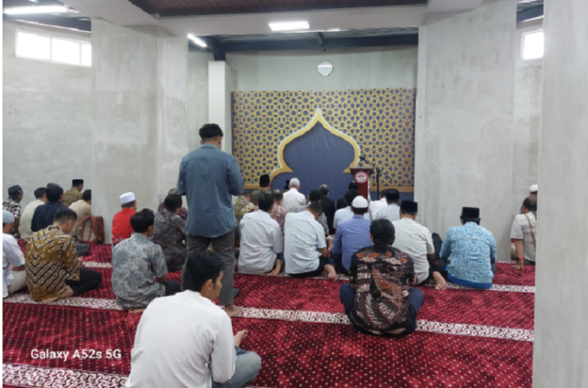 
					Inilah bangunan masjid diberi nama Masjid Al-Ilmi, berada di dalam silo di area bekas pabrik semen Gresik, sekarang berubah menjadi Semen  Indonesia. Lokasi silo ini sekarang sudah diubah dan manfaatkan untuk kepetingan pendikan tinggi, Kampus Universitas Internasional Semen Indonesia (UISI). Foto: Gandhi Wasono M