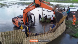 Bupati Jombang langsung turun ke lapangan saat diberi laporan tanggul jebol di  sungai Pilang Hilir desa Pucangsimo, Kecamatan Bandar Kedungmulyo, Kabupaten Jombang. Bupati Jombang, Warsubi, bergerak cepat meninjau lokasi kejadian pada Selasa, 13 Mei 2025, malam.  Tangkap Layar Video Instagram@wargajombang