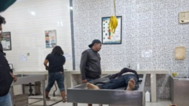 Aparat kepolisian Polda Jatim  membawa korban ke rumah sakit untuk mendapatkan otopsi, setelah meninggal dunia akibat melawan petugas dengan cara melempar bondet, bom rakitan, Senin 5 April 2025. Instagram@ayopasuruan