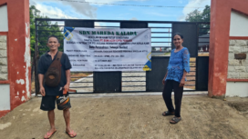 Pekerja bangunan memasang spanduk pengumuman melakukan penutupan gedung SDN Mareda Kalada Kecamatan Weweda Timur, kabupaten Sumba Barat, NTT. Akibat pekerja belum dibayar oleh kontraktor PT Bumi Aceh Citra Persadar belum membayar tukang dan pemasok material. Foto: Kredonews.com/ Eko Wienarto