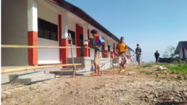 Pekerja bangunan yang mengerjakan renovasi dan rehabilitasi SDN di wilayah Sumba Barat dan Sumba Barat Daya melakukan penutupan gedung sekolah, akibat PT Bumi Aceh Citra Persada belum membayar upah pekerja dan toko pemasok. Foto: Kredonews.com/ Eko Wienarto