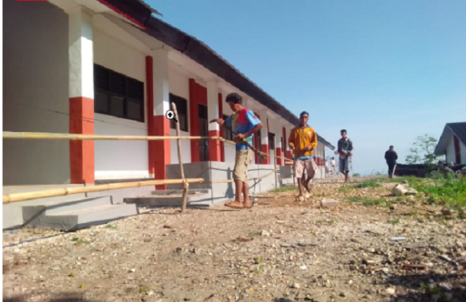 
					Pekerja bangunan yang mengerjakan renovasi dan rehabilitasi SDN di wilayah Sumba Barat dan Sumba Barat Daya melakukan penutupan gedung sekolah, akibat PT Bumi Aceh Citra Persada belum membayar upah pekerja dan toko pemasok. Foto: Kredonews.com/ Eko Wienarto